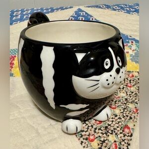Pier 1 ‘Chubby Cat’ black & white mug